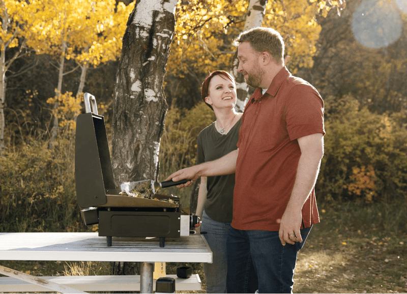Blackstone 17'' Table Top Griddle with Hood 1814