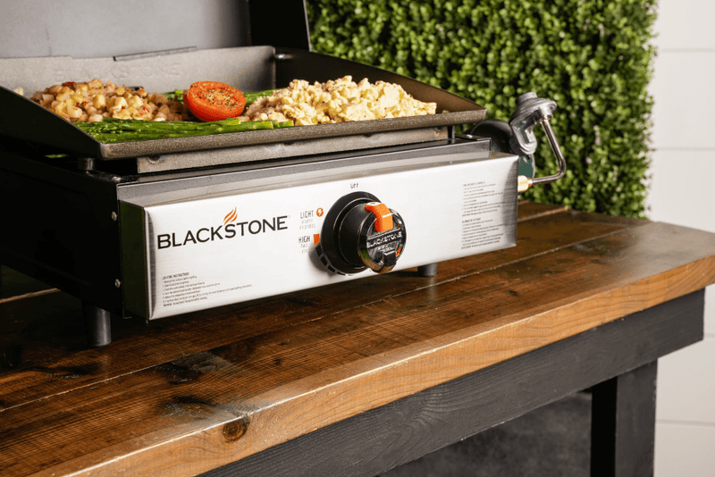 Blackstone 17'' Table Top Griddle with Hood 1814