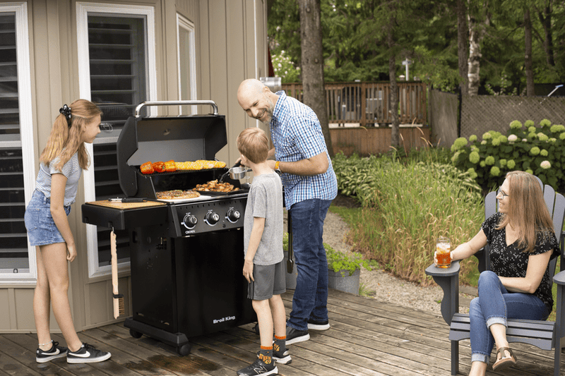 Broil King CROWN 410 4-Burner BBQ with Heavy-Duty Cast Iron Cooking Grids
