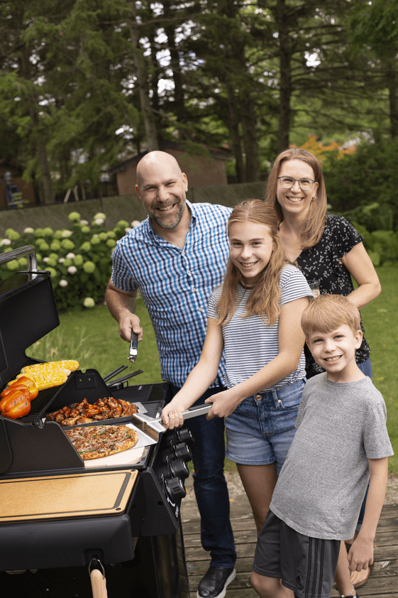 Broil King CROWN 410 4-Burner BBQ with Heavy-Duty Cast Iron Cooking Grids