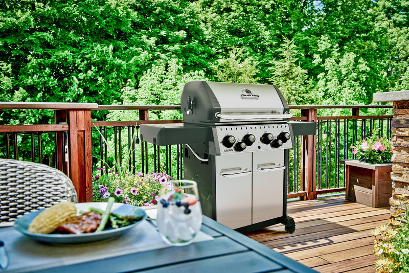 Broil King CROWN S490 BBQ with Side Burner, Rear Rotisserie Burner, Rotisserie Kit & Heavy-Duty Cast Iron Cooking Grids