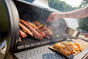 Broil King Broil King REGAL Charcoal Offset Smoker 500 with Heavy Duty Cast Iron Grids Charcoal / Black 958050 Freestanding Charcoal Smoker 062703580500
