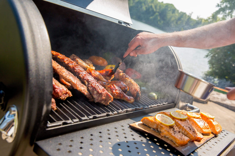 Broil King Broil King REGAL Charcoal Offset Smoker 500 with Heavy Duty Cast Iron Grids Charcoal / Black 958050 Freestanding Charcoal Smoker 062703580500