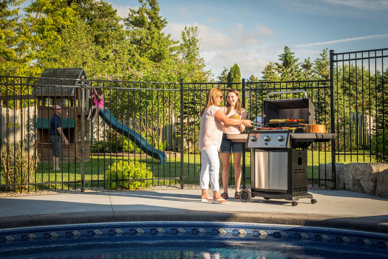 Broil King SIGNET 320 3-Burner BBQ with Heavy-Duty Cast Iron Cooking Grids