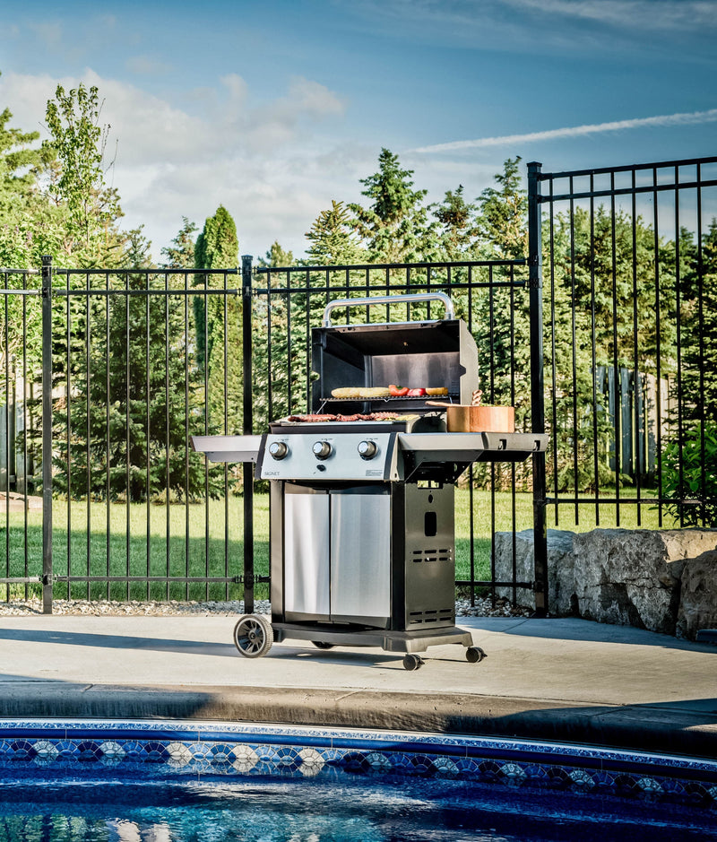 Broil King SIGNET 320 3-Burner BBQ with Heavy-Duty Cast Iron Cooking Grids